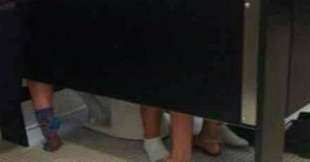 Смешные снимки с фотоловушек. Страшные снимки с фотоловушек. Снимки с фотоловушек. Смешные картинки с надписями. Что там происходит фото.