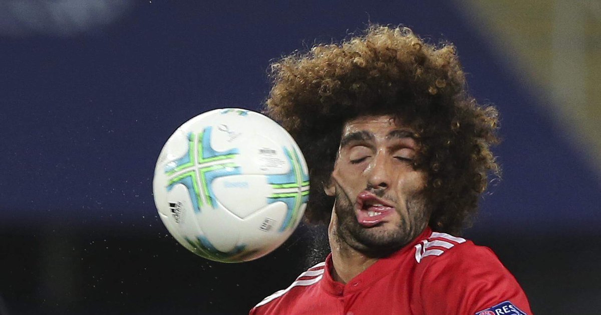 Попадет какое лицо. Marouane Fellaini. Кудрявый футболист. Мяч в лицо. Мяч в голову.