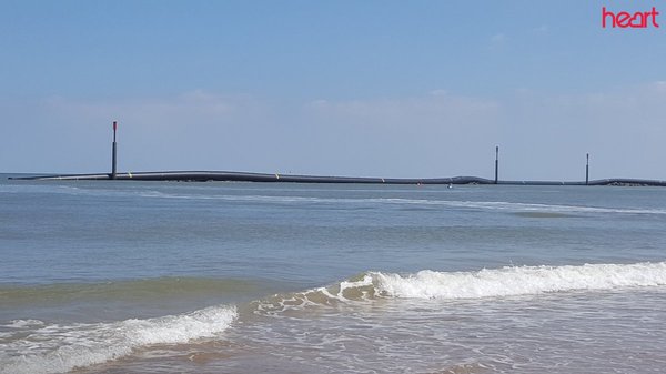 Гигантские 100-метровые чёрные трубы выбросило на британский пляж труба, пляж, Великобритания