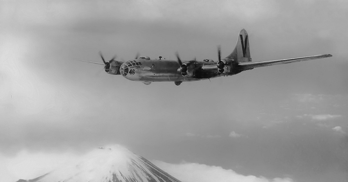 Бомбардировщик 1945. Бомбардировщик b29 1945. B-29 бомбардировка. Самолет b-29 Superfortress. Б-29 Токио 1945.