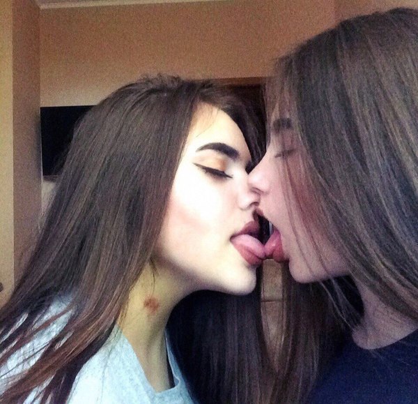 Картинки целуются девушки (49 фото)