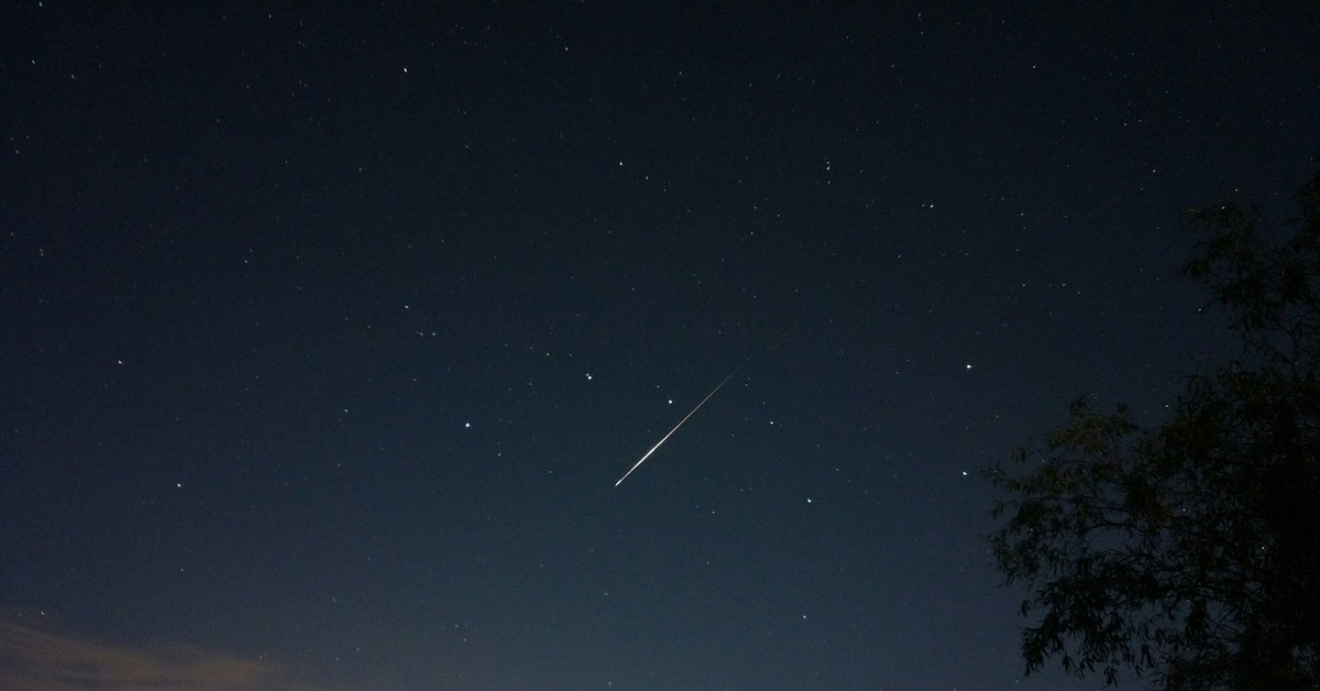 Когда в вечернем небе вдруг падает звезда. Метеорный поток Южные Дельта-Аквариды. Падающая звезда. Комета в небе. Звезды и кометы.
