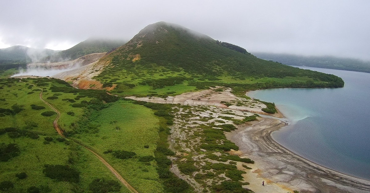 Япония заберет острова. Остров Кунашир Курильские острова. Острова японские Сахалин Курильские. Бухта Кратерная Курильские острова. Климат на Шикотане.