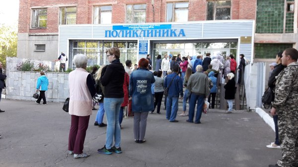 Half an hour before opening - My, Omsk, Polyclinic, Queue
