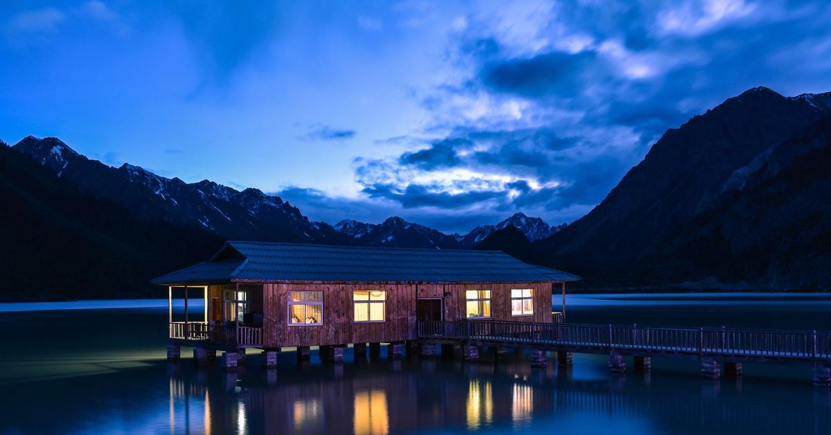 Дом синие горы. Фахверк Швейцария горы озеро лес. Домик на воде. Дома у озера. Дом посередине озера.