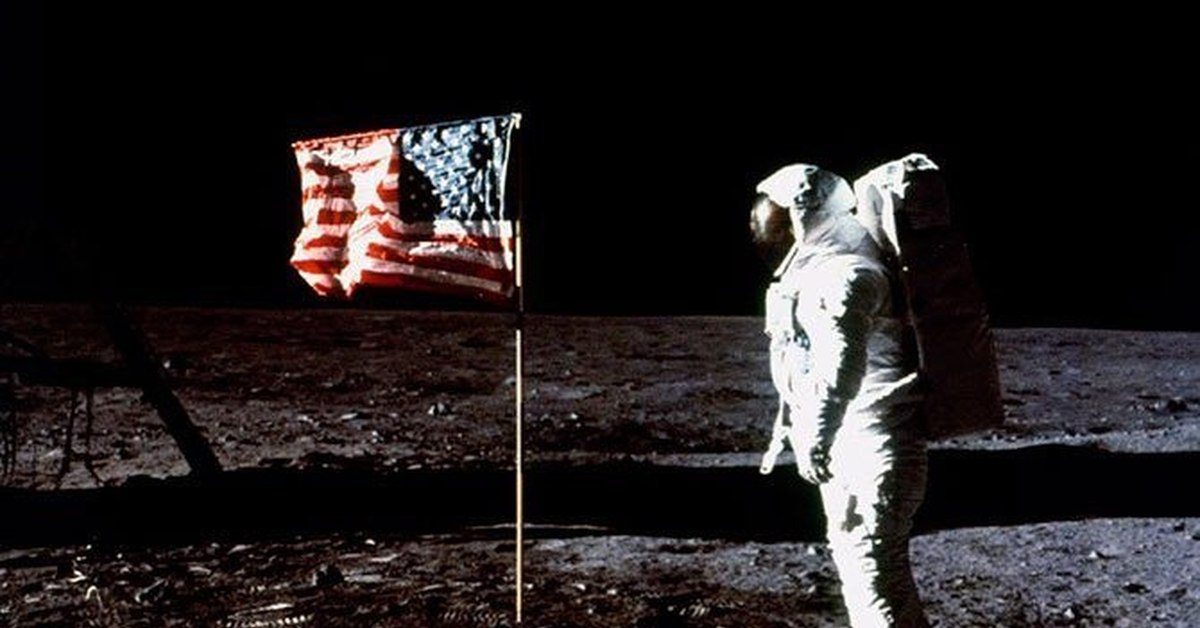 First moon landing. Флаг на Луне. Американский флаг на Луне. Флаг американцев на Луне. Космонавт на Луне.