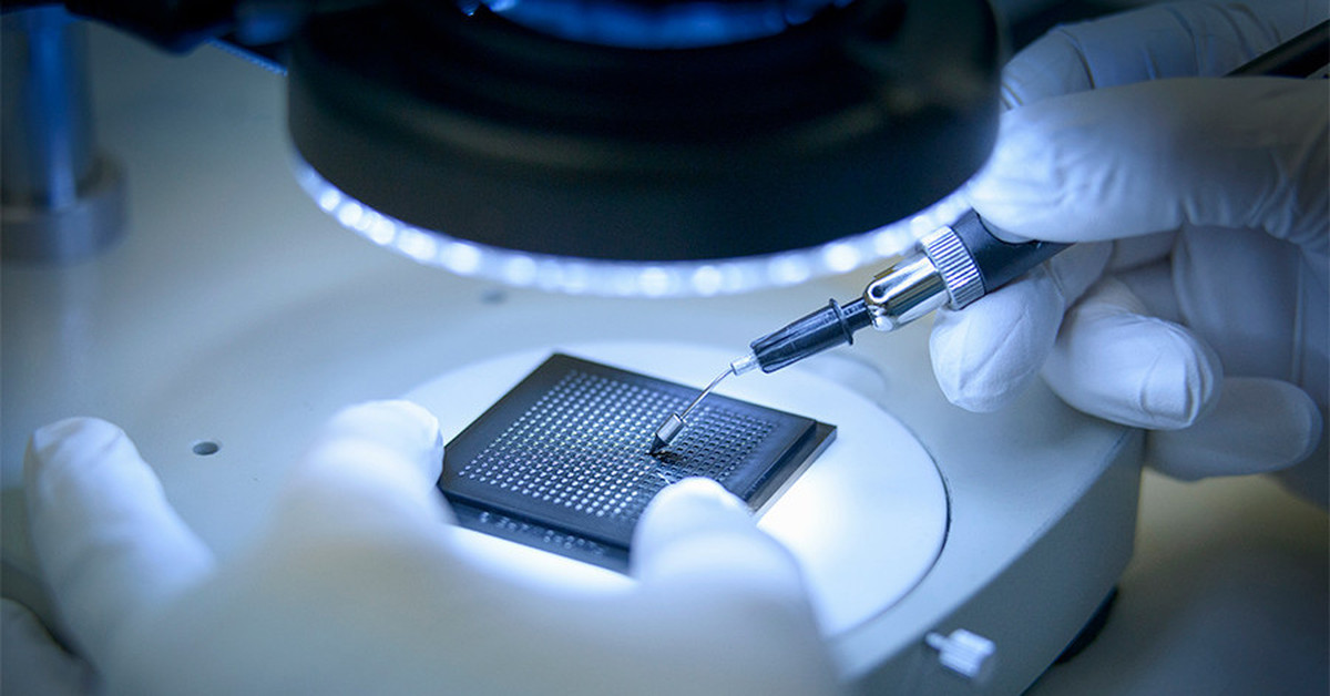 Изобретение микросхем. Пленки в микроэлектронике. Тонкие пленки в микроэлектронике. Судебная экспертиза электробытовой техники. Ученый с микросхемой.