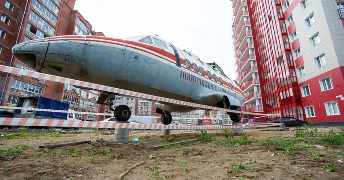 Самолет застройщик фото. Самолет жилмассив Томск. Иркутский тракт Томск самолет. Самолет на Иркутском Томск. Самолет Томск во дворе.