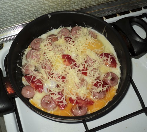 Яичница с колбасой и помидорами