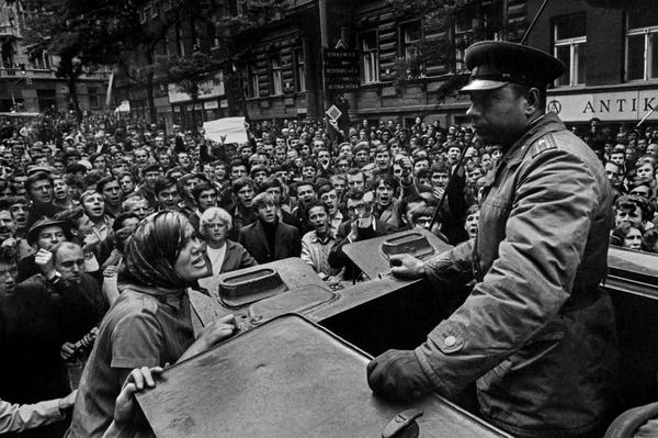 21 августа 1968 г. произошло вторжение советских войск в Чехословакию. Стран нет, а фото осталось. СССР, Чехословакия, Вторжение, История, Из сети, Длиннопост
