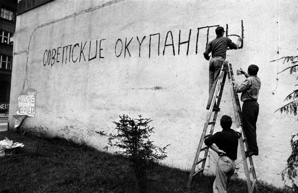 21 августа 1968 г. произошло вторжение советских войск в Чехословакию. Стран нет, а фото осталось. СССР, Чехословакия, Вторжение, История, Из сети, Длиннопост