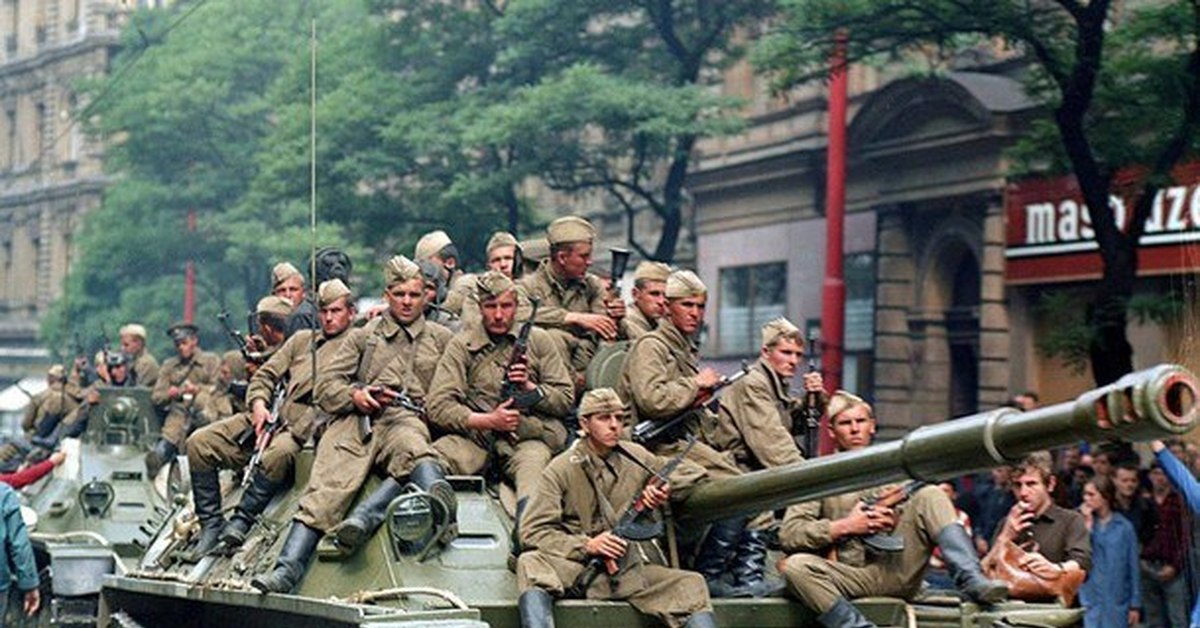 Чехословакия албания венгрия. Советские войска в Праге Чехословакия 1968. Советские солдаты в Праге 1968. Операция Дунай 1968. Советские танки в Праге 1968.