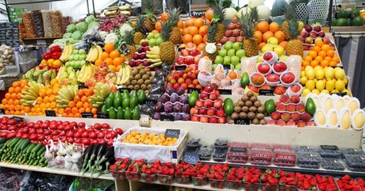 Общий фруктовый. Прилавок с овощами и фруктами. Витрина с фруктами на рынке. Овощной прилавок. Фруктовая витрина на рынке.