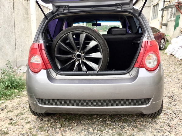 What does a 21' Tesla disc look like in an Aveo trunk :) - My, Chevrolet Aveo, Trunk, Колесо, Discs, Auto, Contrast