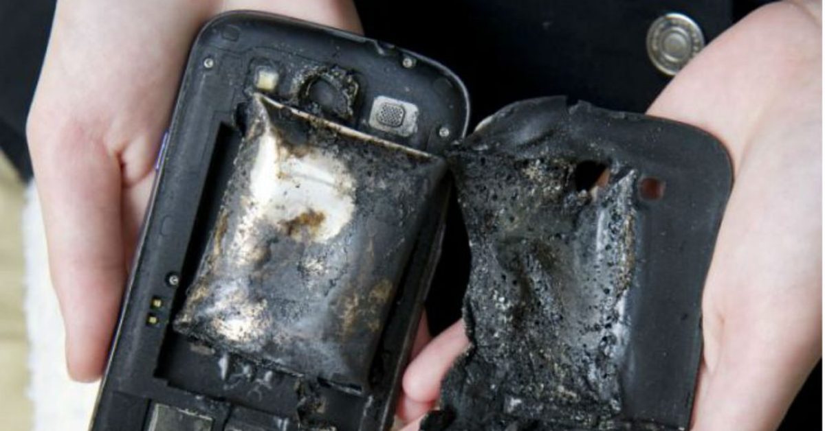 Аккумулятор телефона упал. Взорванный аккумулятор телефона. Взорвалась батарея в телефоне. Взрыв аккумулятора телефона. Сгоревший телефон.