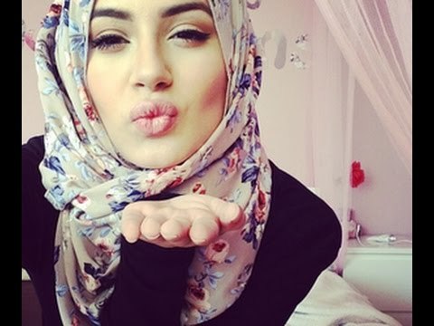 Молодая мусульманка в хиджабе изменяет мужу в гостиничном номере с незнакомцем