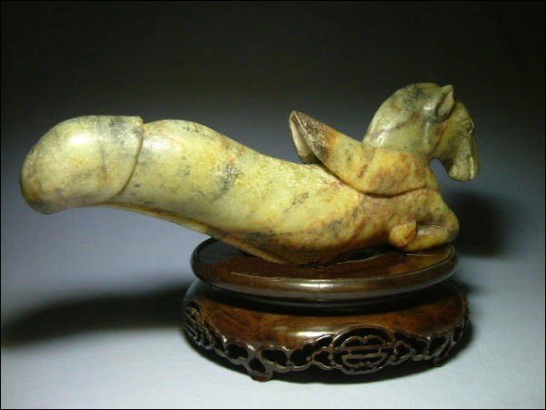 Jade flying horse, China, 18th century...now the phrase is...having a horse takes on a new meaning - Horses, China, Jade, Almost strawberry, Story