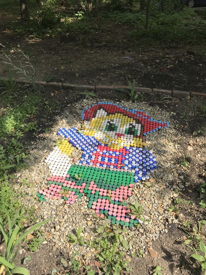 А вот неплохой вариант использования крышек от бутылок)