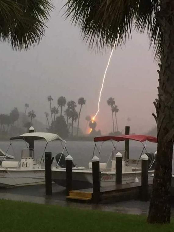 Reddit guy: My mom accidentally took a photo of lightning while trying to take a photo of the storm. - Lightning, The photo, Reddit, Translation