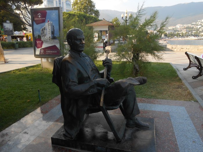 Monument to director Yakin in Yalta. - Mikhail Pugovkin, Yakin, Yalta, Monument