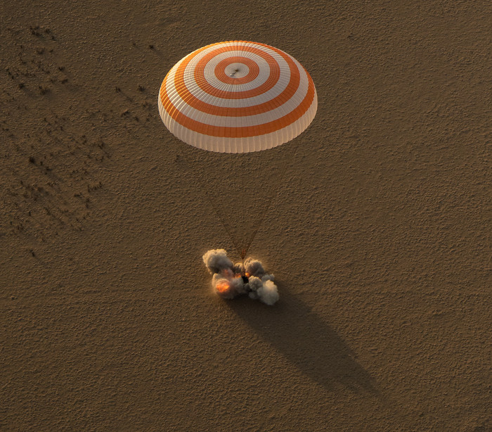 Экипаж корабля "Союз МС-04" вернулся на Землю с Международной космической станции космонавт, союз, приземление, степь, длиннопост