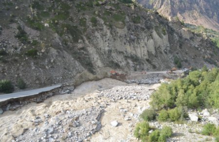 Дорожные службы приступили к работам в русле реки Баксан в КБР после схода селевого потока
