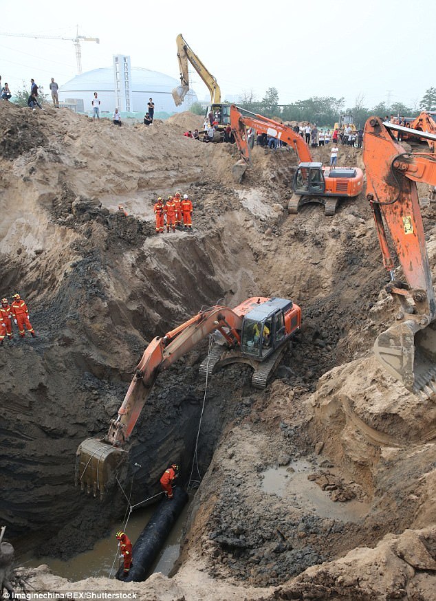 In China, more than 10 excavators rescued a child who fell into a 50-meter well - China, The fall, Luck, Longpost