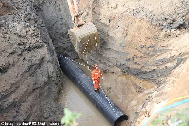 In China, more than 10 excavators rescued a child who fell into a 50-meter well - China, The fall, Luck, Longpost