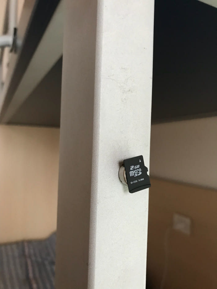 Лайфхак: MicroSD неплохо магнитятся, а флешку на магните сложнее потерять. - Trolled, Лайфхак, Microcd