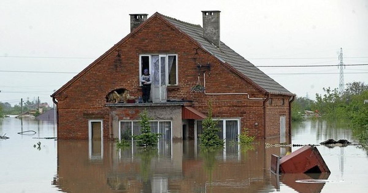 Утонувший домик. Крымск наводнение 2012. Затопленный дом. Наводнение в доме. Затопленное здание.