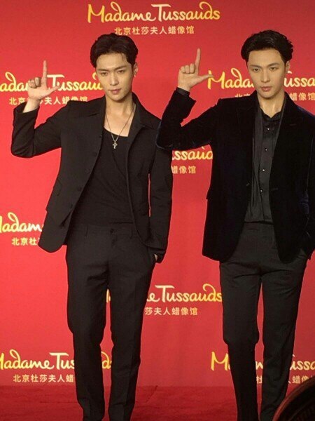 Zhang Yixing and his wax figure on the right. Or on the left... Or on the right - Wax figures, China, clone army