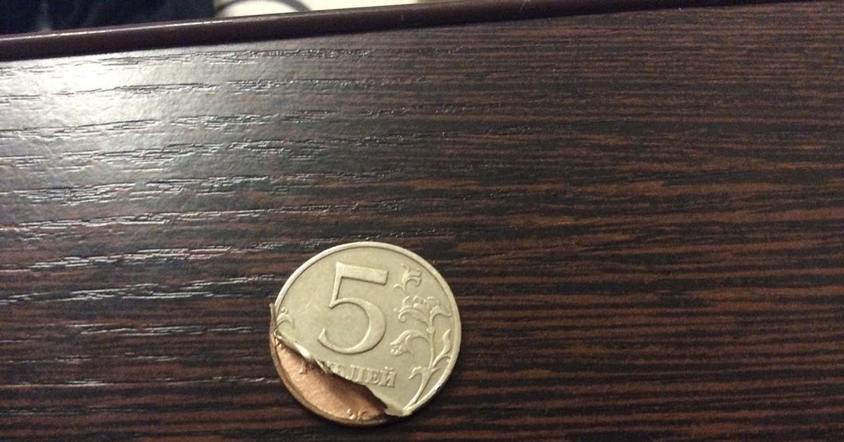 Ложить 5 рублей. Монеты на столе. Блесна из 10 рублевой монеты. Разломанная монета.