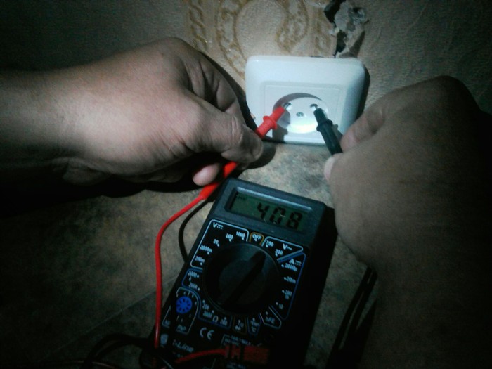 It would be better if the light was turned off: 408 volts in the outlet. - My, Housing and communal services, Electricity, Электрик, Longpost