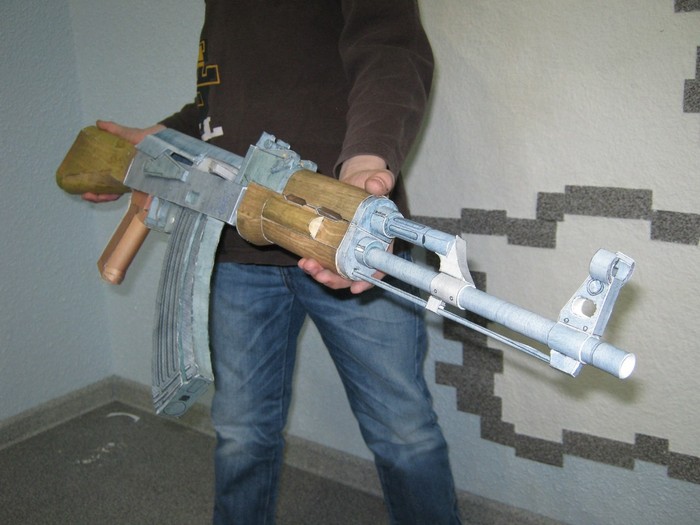 Чебаркульские дети клеят из бумаги автоматы и гранатометы Чебаркуль, Автомат, RPG, Миньоны, Железный человек, Дети, Учеба, Длиннопост