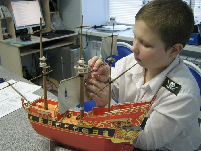 Чебаркульские дети клеят из бумаги автоматы и гранатометы Чебаркуль, Автомат, RPG, Миньоны, Железный человек, Дети, Учеба, Длиннопост