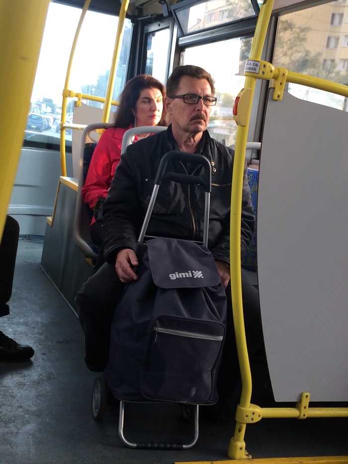 Джеймс Гордон ( Гари Олдмен) в автобусе. Бэтмен, Джеймс Гордон, Москва, Автобус, Гэри Олдман, Сходство