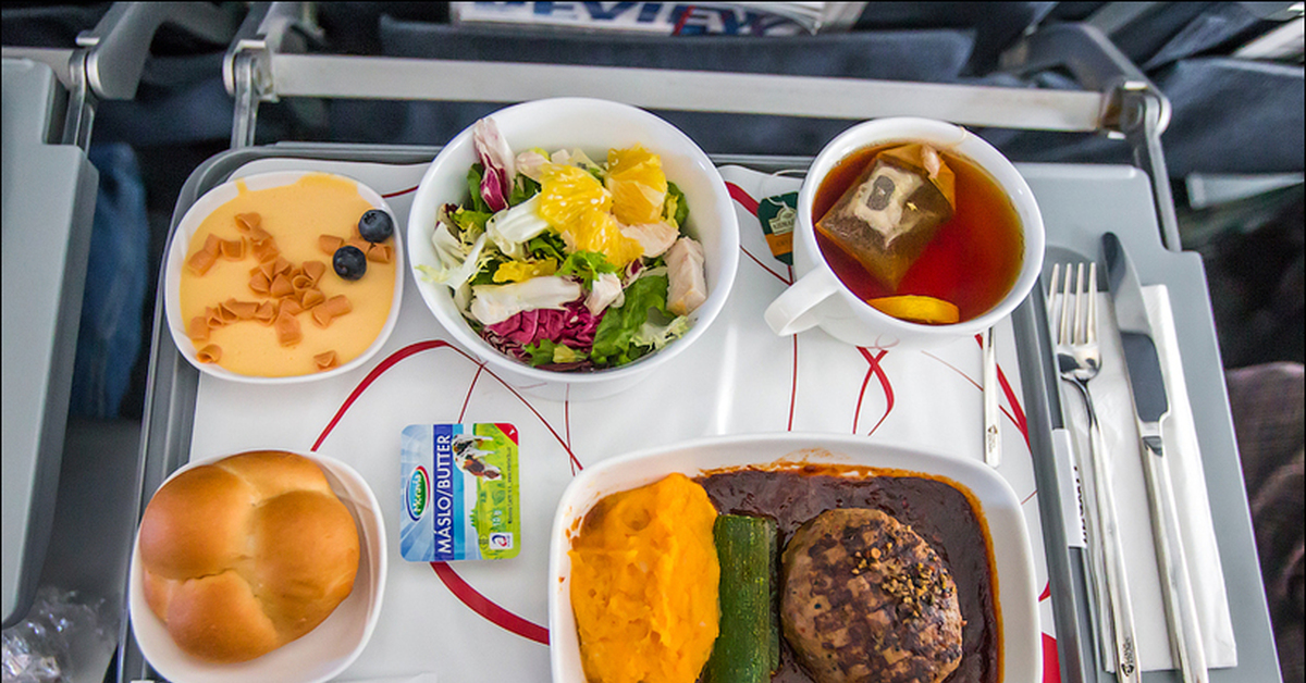 Что можно брать из еды в самолет. Касалетка s7. Еда в самолете. Обед в самолете. Завтрак в самолете.