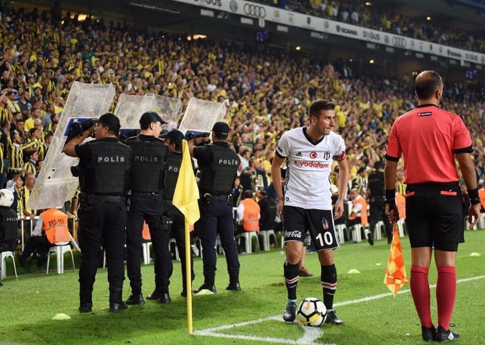 Corner delivery in the Istanbul Derby - Football, Istanbul, FenerbahГ§e, BeЕџiktaЕџ, Fans, Police