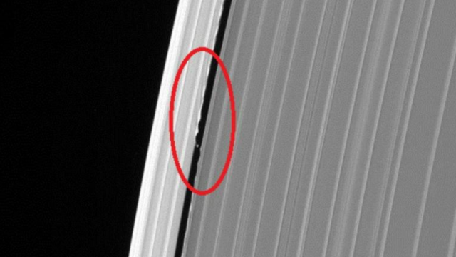 Перед гибелью Cassini в кольцах Сатурна заснял загадочный объект - Пегги, Сатурн, Спутник, Кассини, NASA