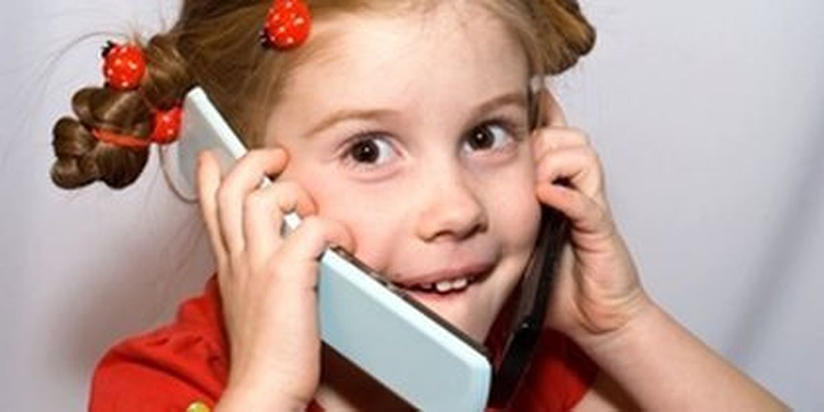 Дети с телефонами с рождения. Ребенок с телефоном. Ети говорит по телефону. Разговор по телефону для детей. Ребенок разговаривает по телефону.