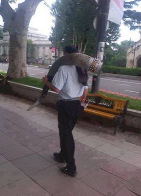 Тбилиси. Утро, все спешат на работу.