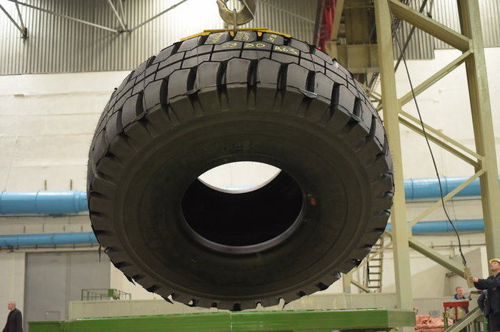 Belshina has produced a giant tire weighing 5.7 tons and over 4 meters high - Belshina, BelAZ, Komatsu, Caterpillar, Longpost