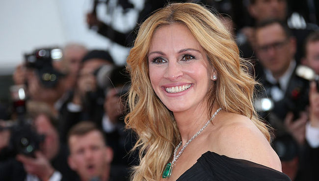 Julia Roberts played all her roles in nine minutes. - Julia Roberts, , Gorgeous, , Miracle, Youtube, Video, Roles