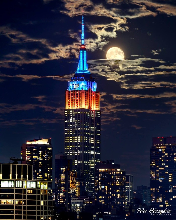 Full moon over the Empire State Building. - Full moon, Tower, moon, New York, Empire State Building