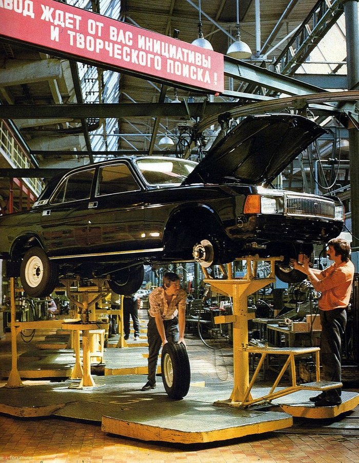 Assembly of a new Volga model at the GAZ plant, Gorky, 1983 - 1983, the USSR, Volga, Assembly, Models, Gas, bitter, The photo