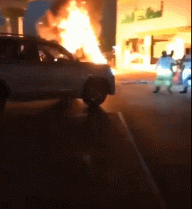 Водитель внедорожника "отталкивает" горящую машину от бензоколонки