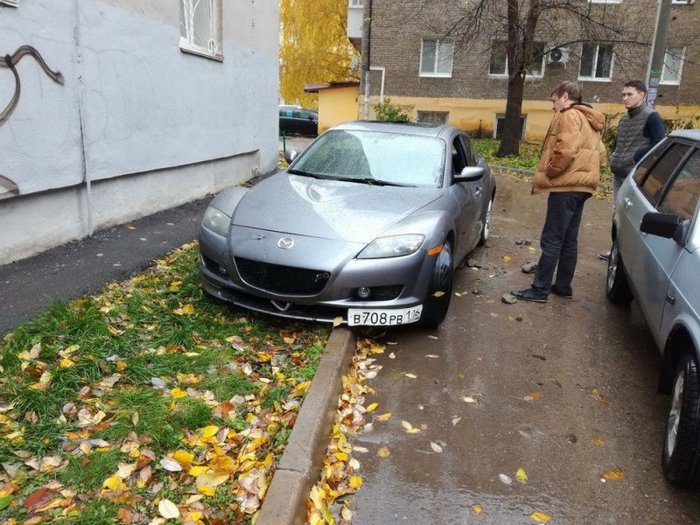 На припаркованный на газоне автомобиль падали кирпичи - Авто, Кирпичи, Новости, Неприятности, Длиннопост, Уфа