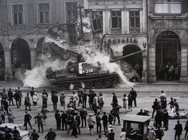 A Soviet T-62 tank crashed into a building on the main square in Liberec, Czechoslovakia. 1968 - t-62, Liberec, Czechoslovakia