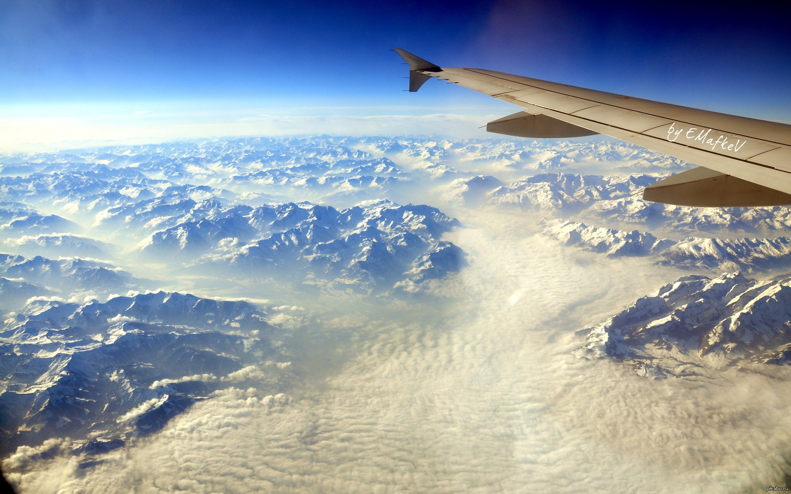 Cloud flight. Вид с самолета на землю. Уральские горы с самолета. Вид из иллюминатора самолета. Пейзаж с самолетом.