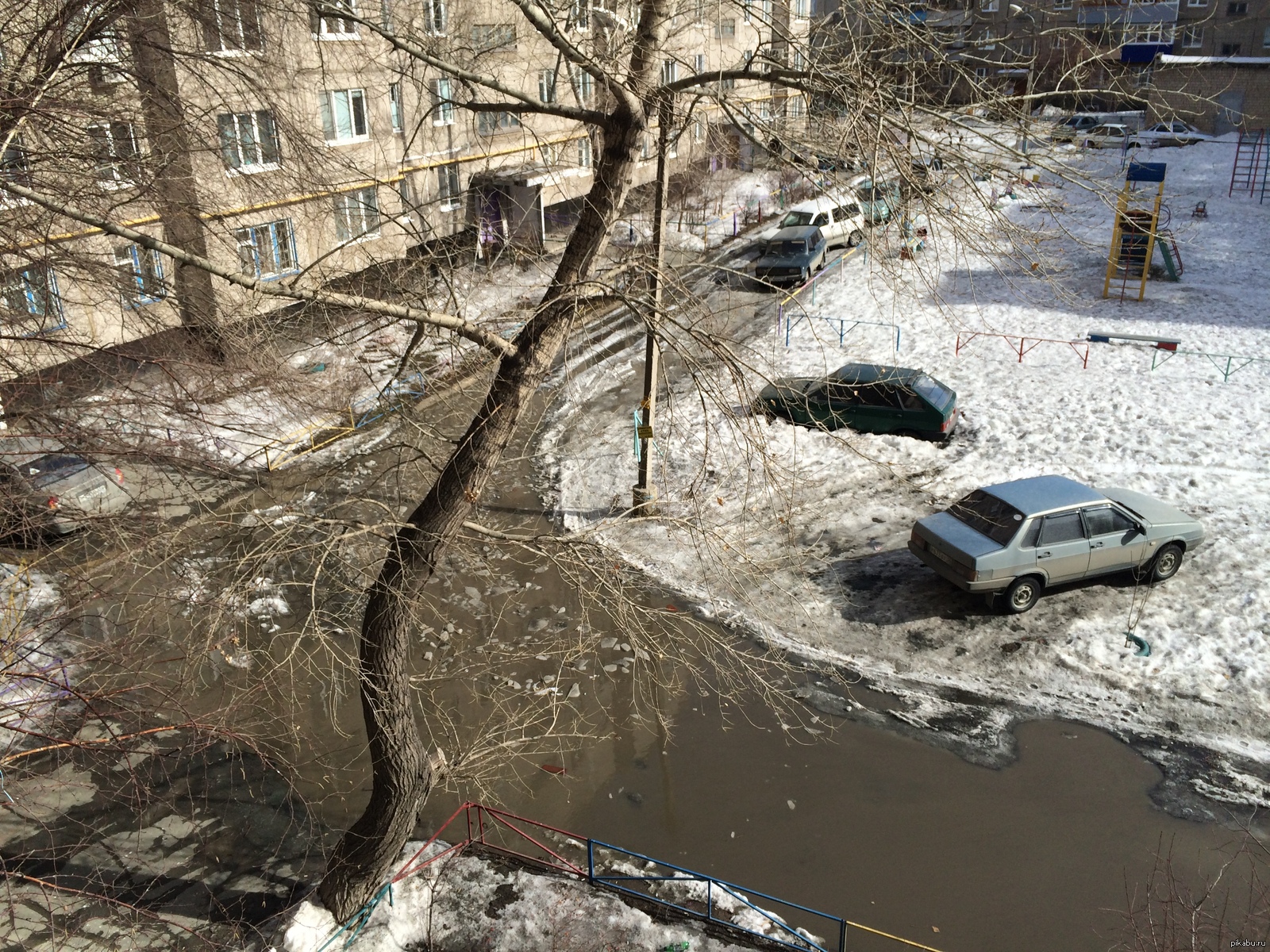 Грязь московской. Грязь во дворе. Весна в России грязь. Грязная Весна. Грязная зима в России.